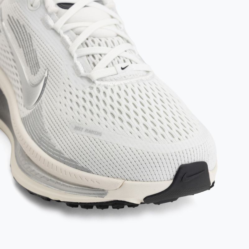Кросівки для бігу жіночі Nike Vomero 18 summit white/sail/metallic silver 7