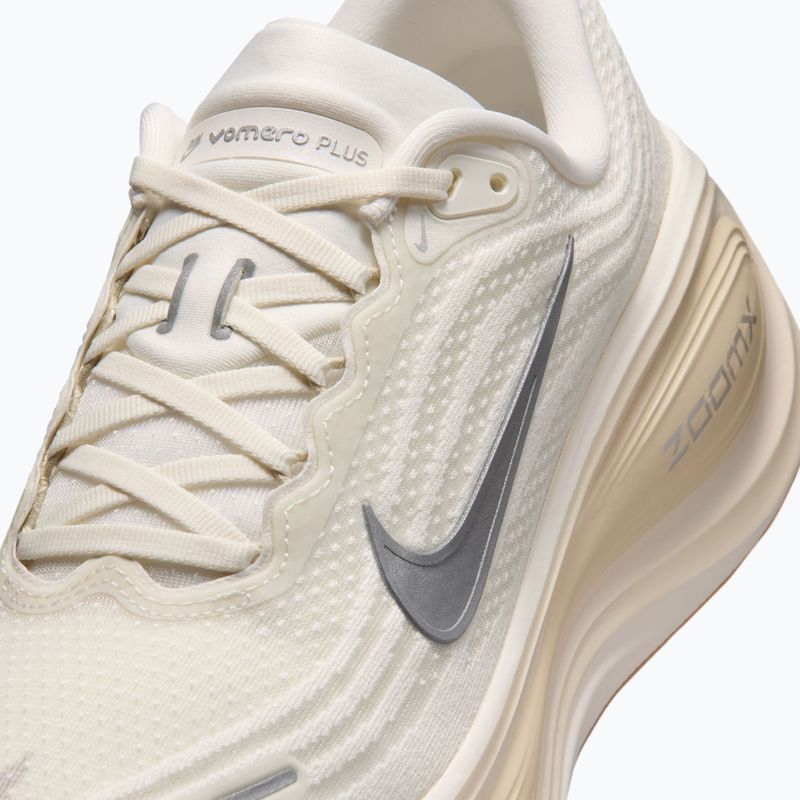 Кросівки для бігу чоловічі Nike Vomero Plus sail/coconut milk/metallic silver 5
