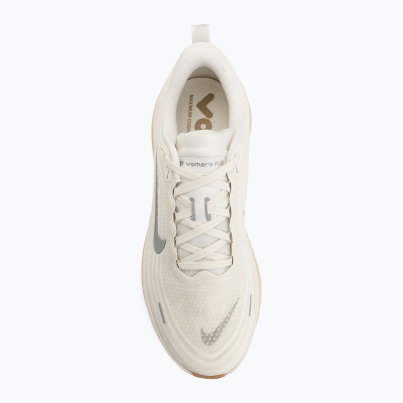 Кросівки для бігу чоловічі Nike Vomero Plus sail/coconut milk/metallic silver 5