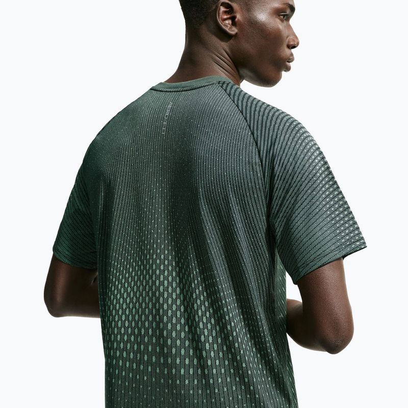 Футболка для бігу чоловіча Nike Stride black/light green spark 5