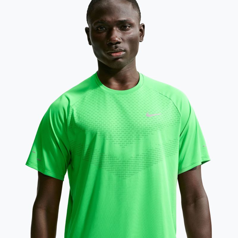 Футболка для бігу чоловіча Nike Stride green spark 4