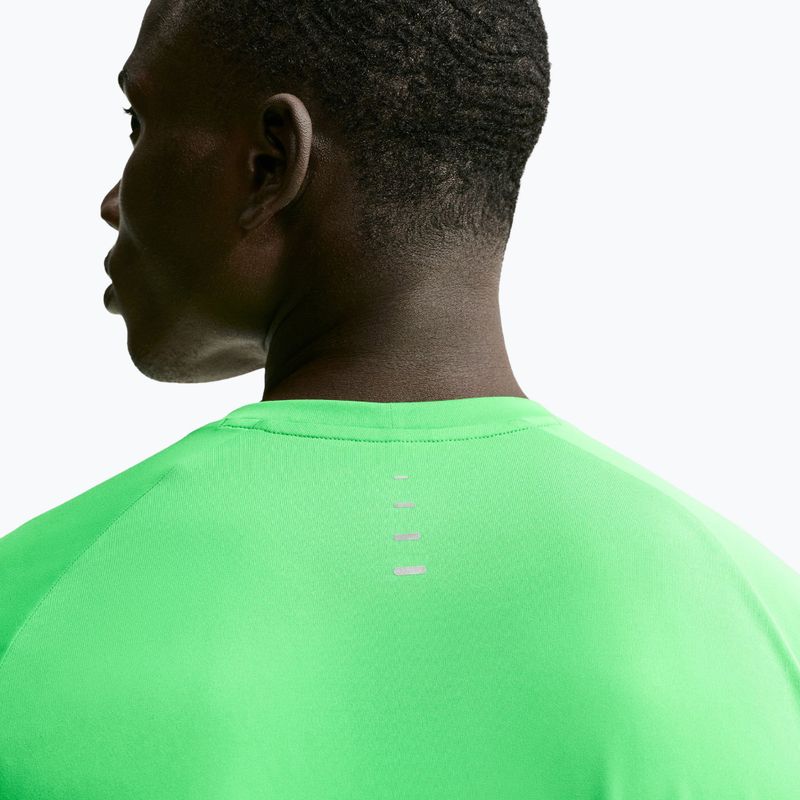 Футболка для бігу чоловіча Nike Stride green spark 5