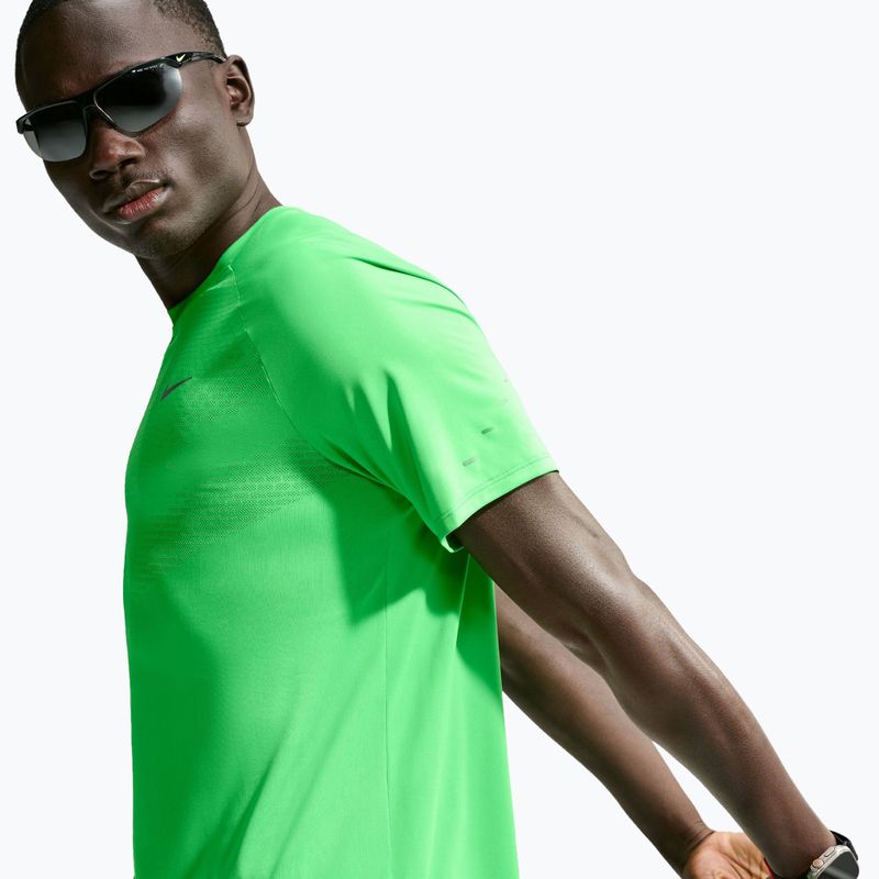 Футболка для бігу чоловіча Nike Stride green spark 6