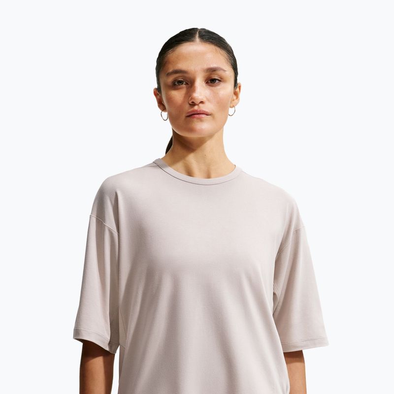 Футболка для тренувань жіноча Nike 24.7 ImpossiblySoft Light cream Ii/college grey 3