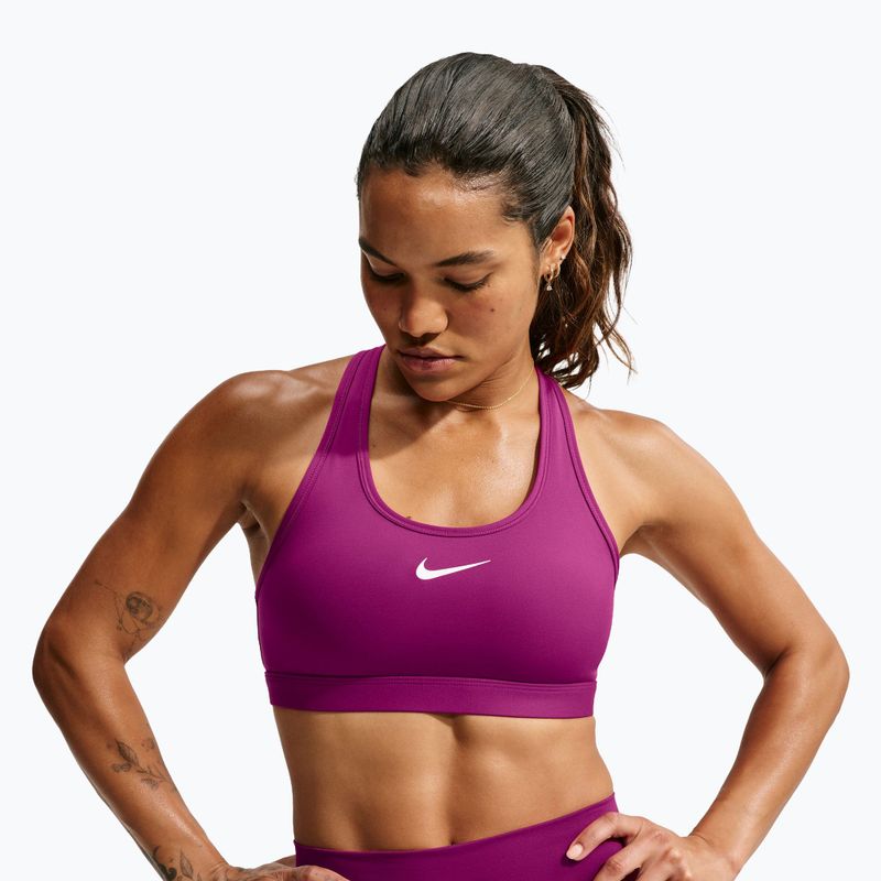 Спортивний бюстгальтер жіночий Nike Swoosh Medium Support true berry/white 4