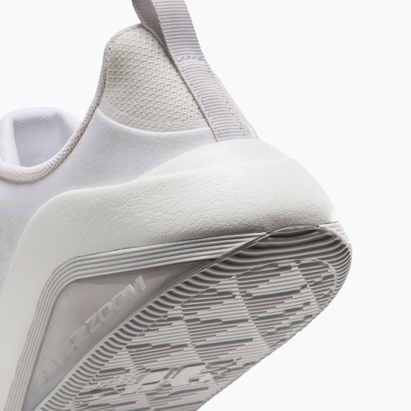 Кросівки для тренувань жіночі Nike Bella 7 sail/photon dust/metallic silver 6