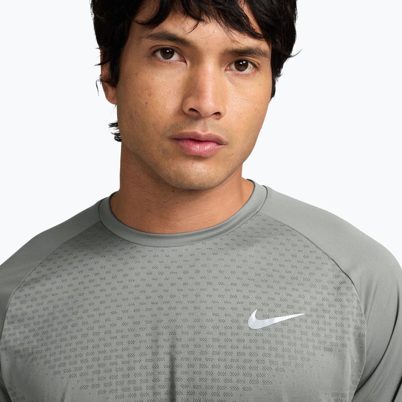 Футболка для бігу чоловіча Nike Stride grey fog 3