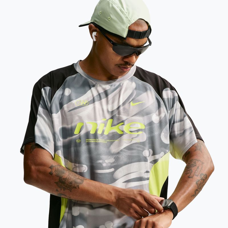 Футболка для бігу чоловіча Nike Dri-FIT Printed SS smoke grey/black/light lemon twist 4
