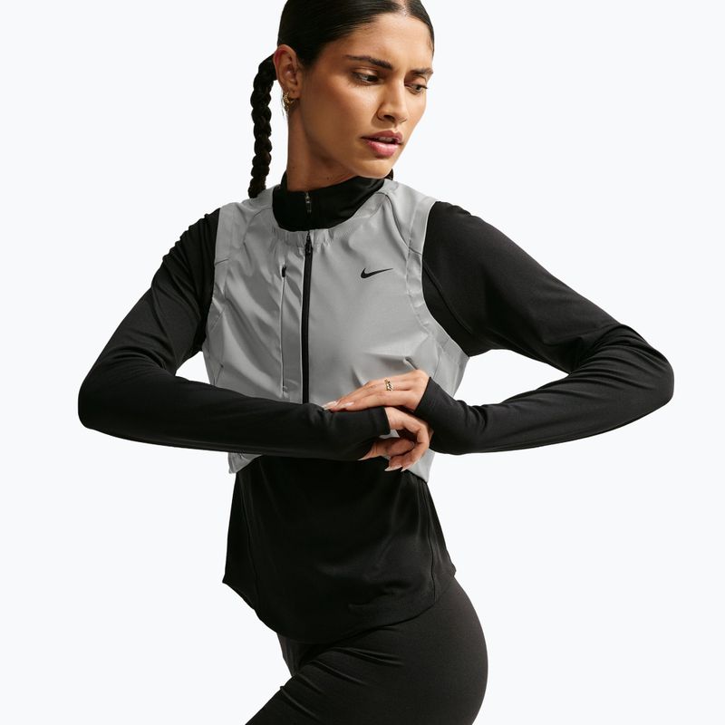 Жилет для бігу жіночий Nike Swift Flash metallic cool grey/black 5