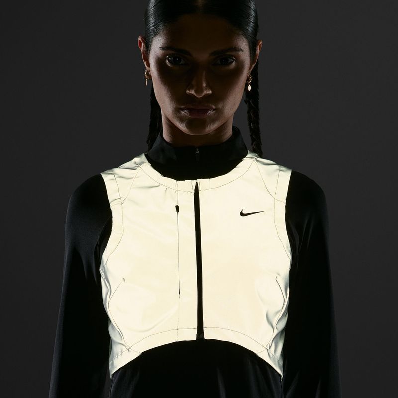 Жилет для бігу жіночий Nike Swift Flash metallic cool grey/black 7
