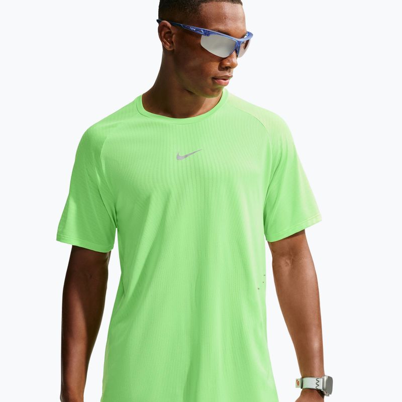 Футболка для бігу чоловіча Nike Stride volt/light silver 4
