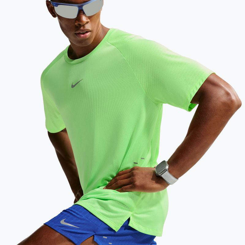 Футболка для бігу чоловіча Nike Stride volt/light silver 5