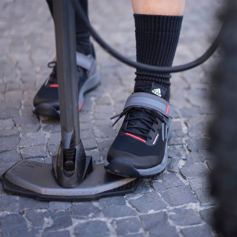 Кросівки велосипедні МТВ жіночі adidas FIVE TEN Trailcross Clip In core black/grey three/red 15