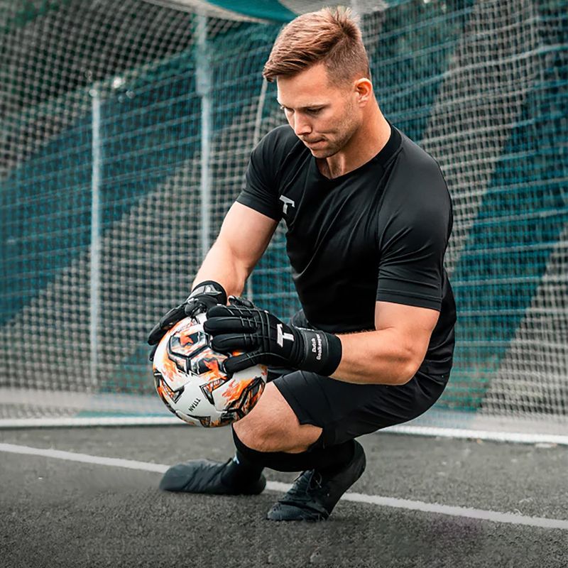 Воротарські рукавиці T1TAN Black Beast 3.0 чорного кольору 2