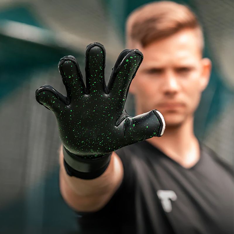 Воротарські рукавиці T1TAN Black Beast 3.0 чорного кольору 3