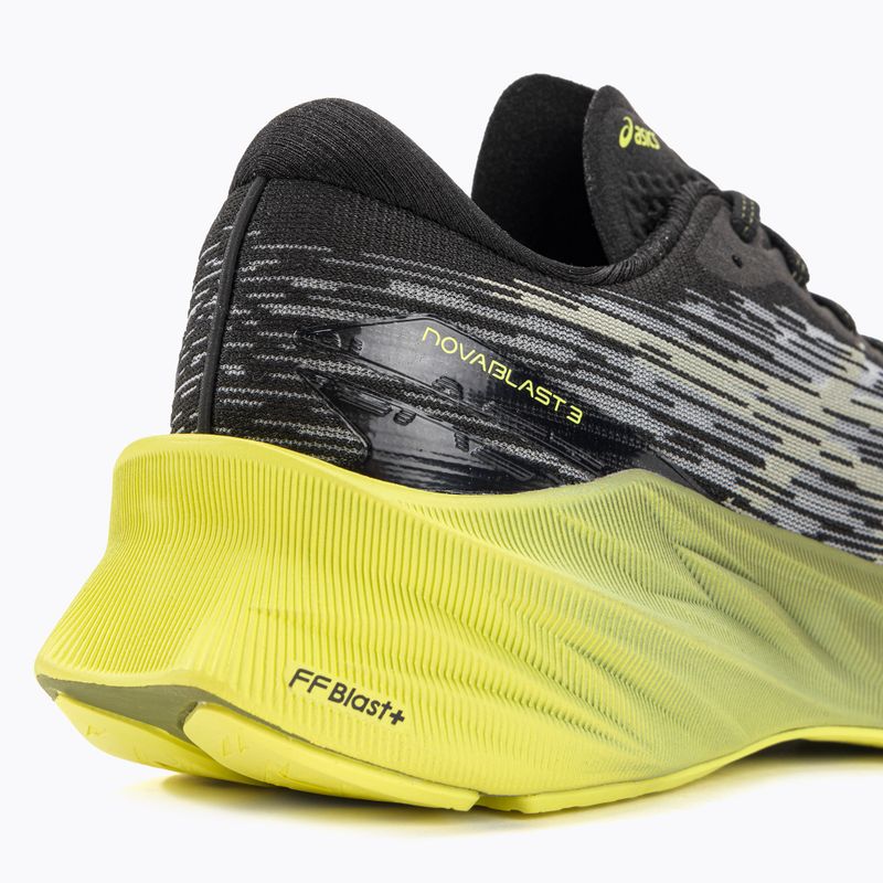 Чоловічі бігові кросівки ASICS Novablast 3 чорні/зелені з сухим листям 9