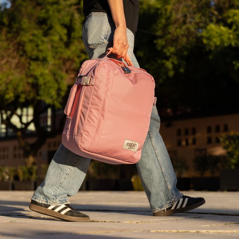 Рюкзак для подорожей CabinZero Classic Tech 28 у рожевому кольорі 16