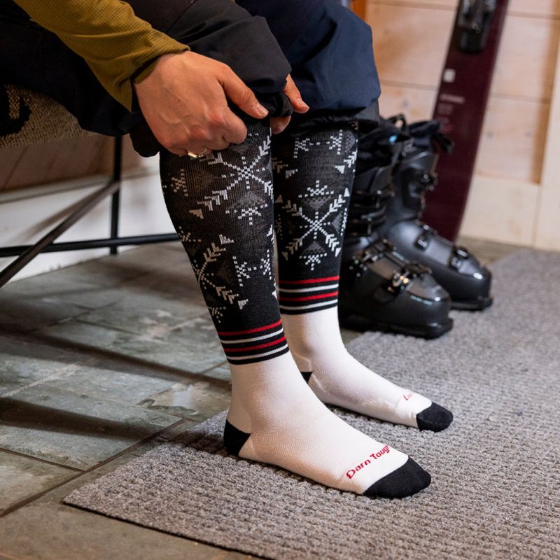 Шкарпетки жіночі Darn Tough Snowfall OTC Midweight with Cushion black 2