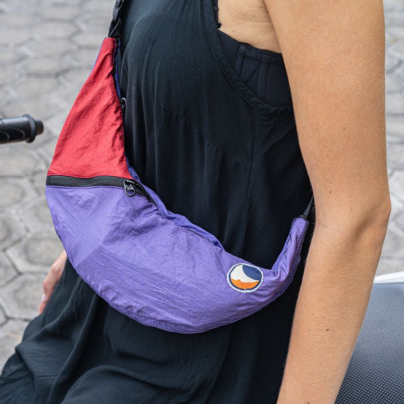 Сумка через плече Ticket To The Moon Upcycled Sling purple/burgundy 4