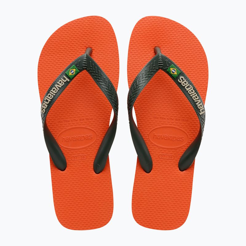 Помаранчеві шльопанці з логотипом Havaianas Brasil на заході сонця 10