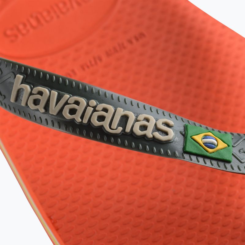 Помаранчеві шльопанці з логотипом Havaianas Brasil на заході сонця 12