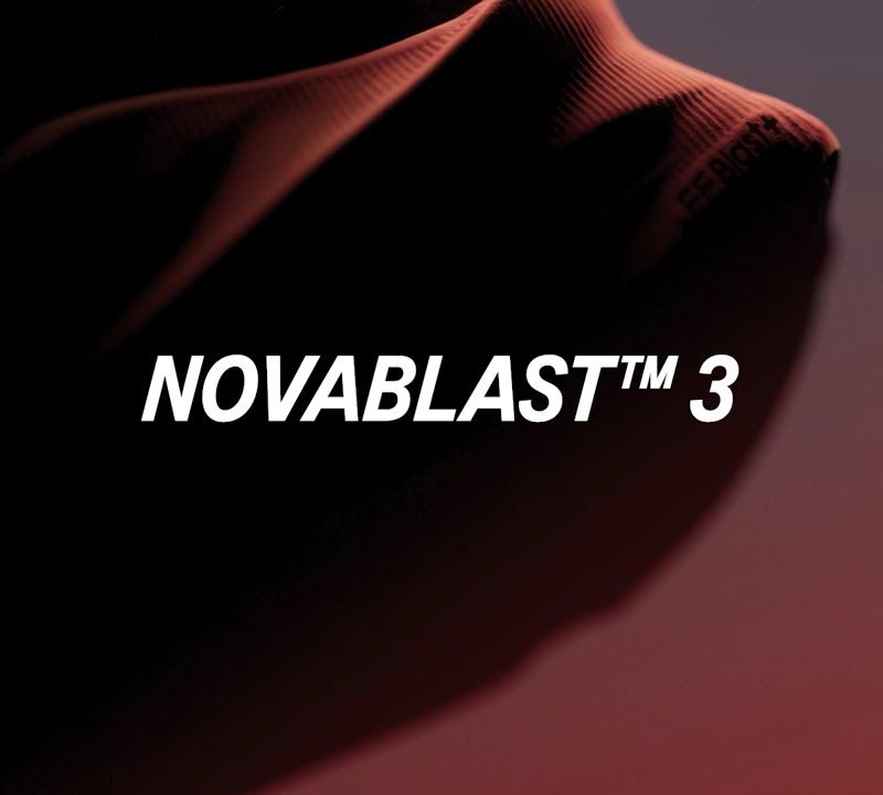 Жіночі бігові кросівки ASICS Novablast 3 баклажан/заспокійливе море 12