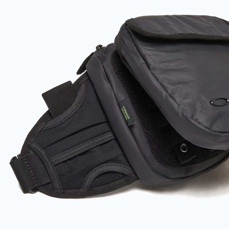 Сумка бананка Oakley Latitude Flex 6,5 l blackout 4