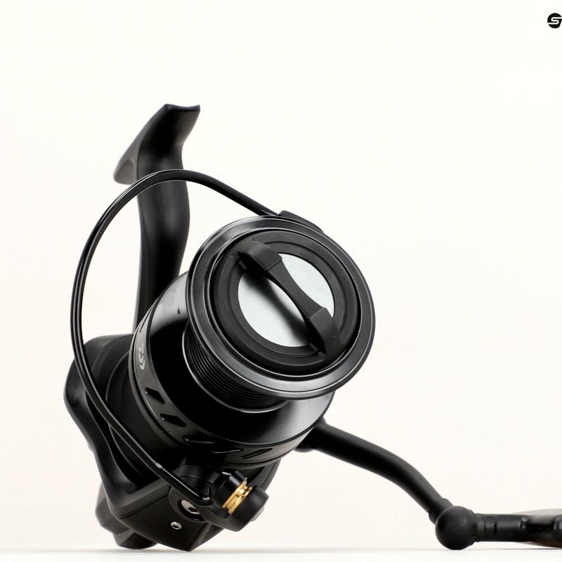 Котушка коропова Daiwa Black Widow чорна 5