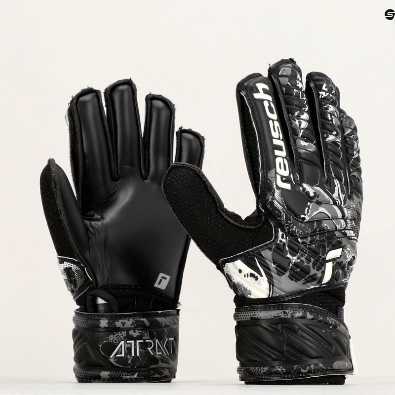 Рукавиці воротарські дитячі Reusch Attrakt Solid Junior чорні 5372515-7700 9