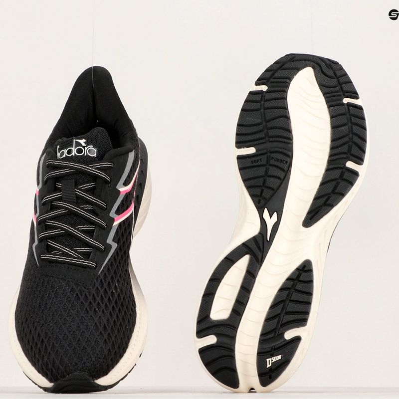 Жіночі кросівки Diadora Strada чорні/шепіт білі 19