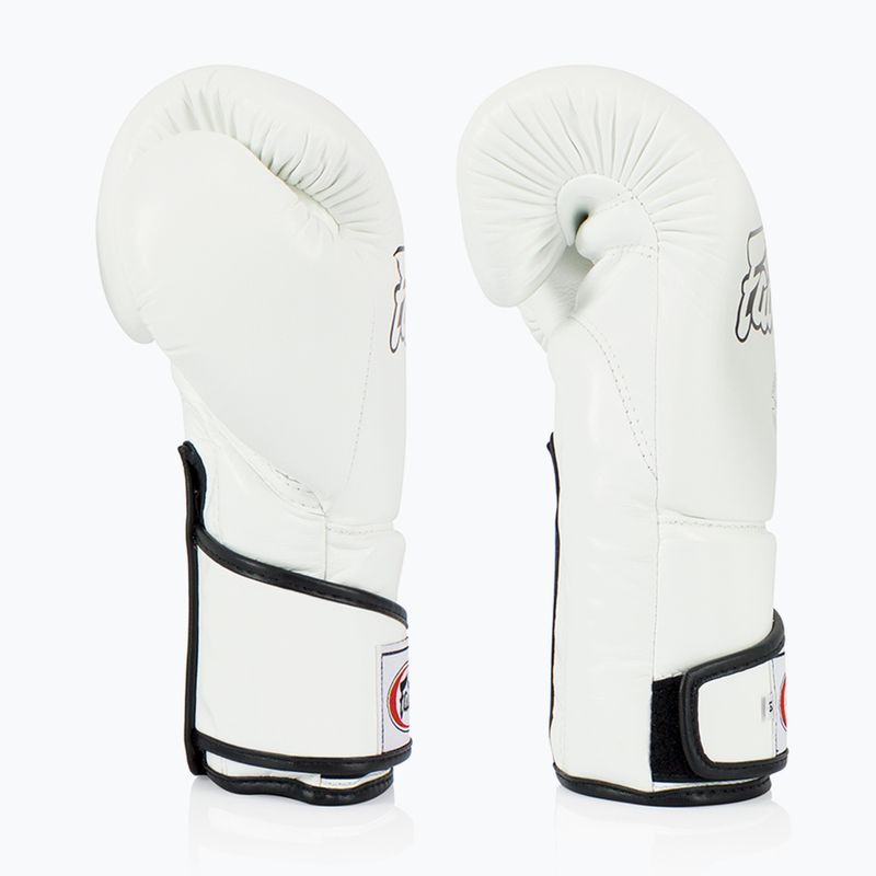 Стильні кутові спаринг-боксерські рукавички Fairtex - закритий великий палець білі 3