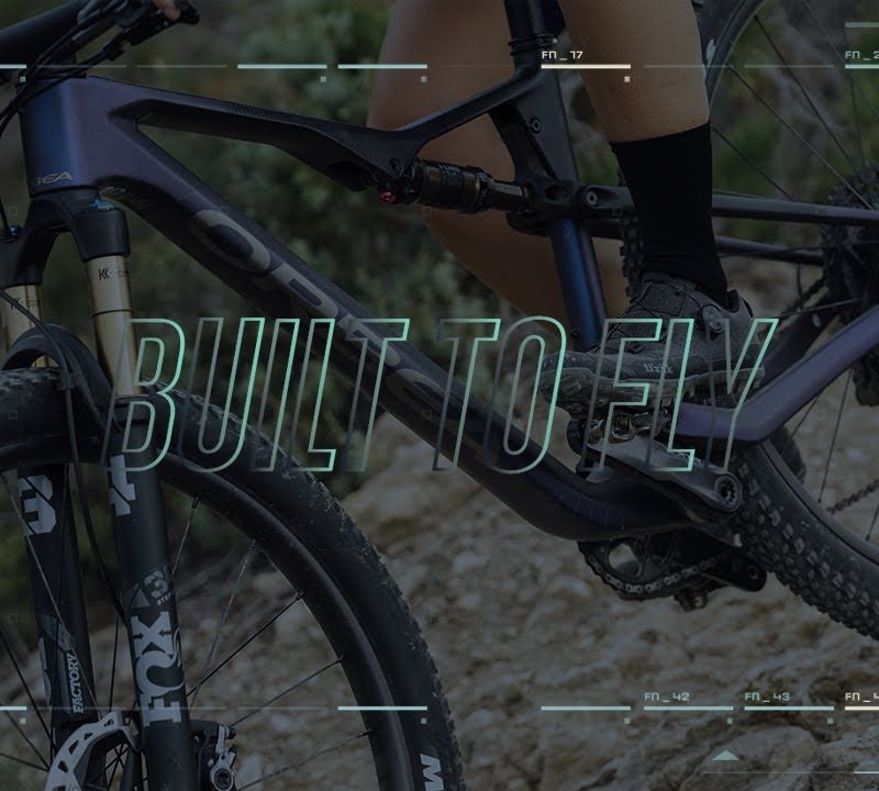 Гірський велосипед Orbea Oiz M20 2023 halo silver / blue carbon view 3